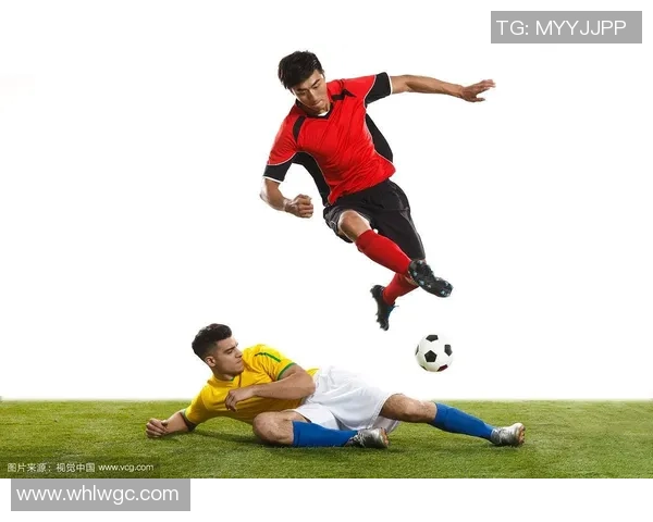 足球巨星恶搞孩子：踢球成挑战搞笑反应连连引爆全场笑声